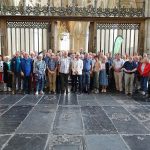 Groepsfoto deelnemers Landelijke Gilde Wandeldag in de Grote Kerk in Alkmaar